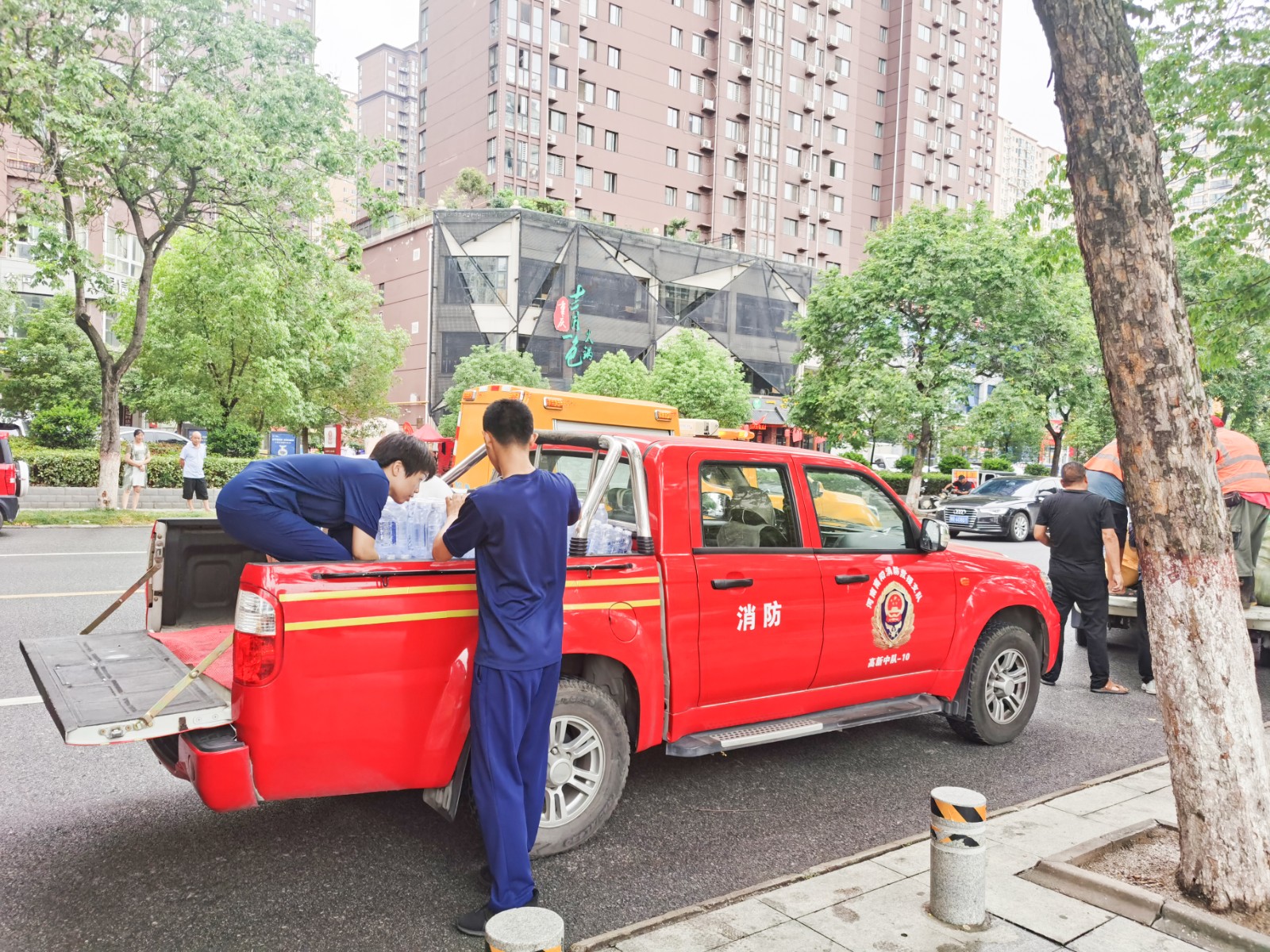 高新区：高温慰问送清凉 情系一线暖人心 中国财经新闻网 www.prcfe.com