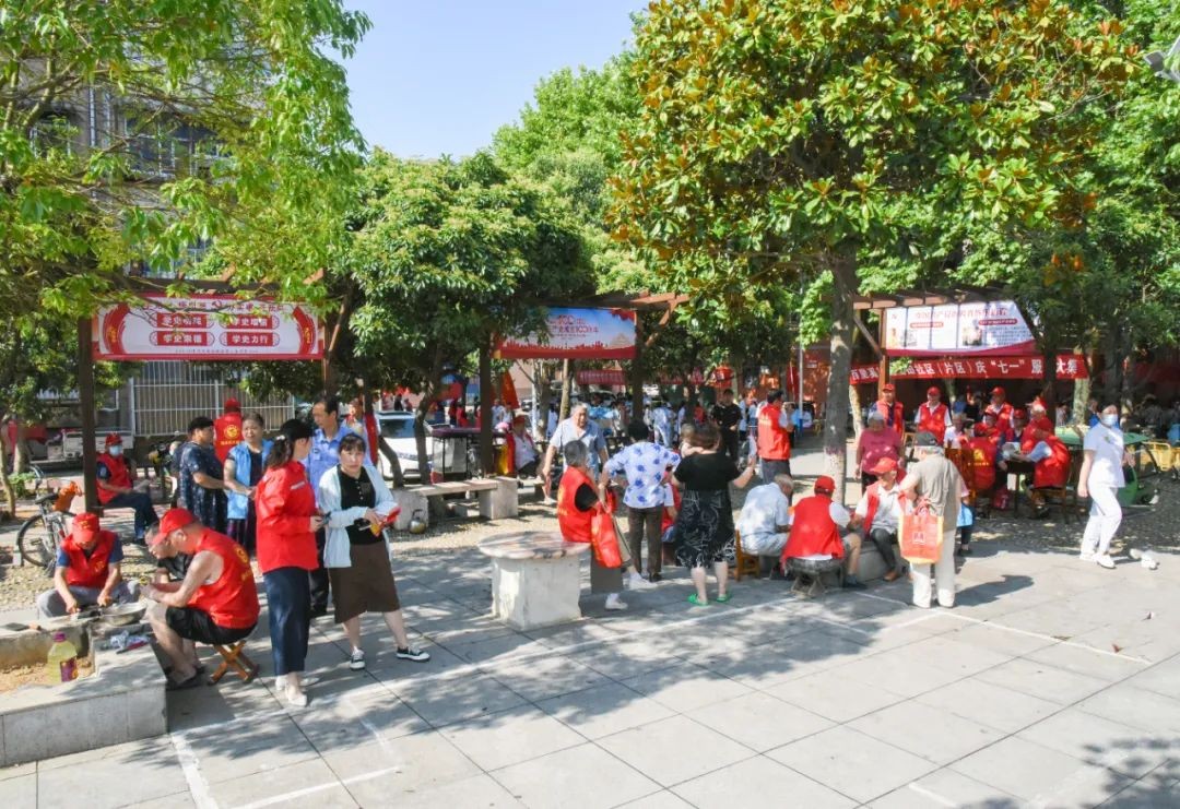 高新区油田社区开展庆祝“七一”志愿服务活动 中国财经新闻网 www.prcfe.com