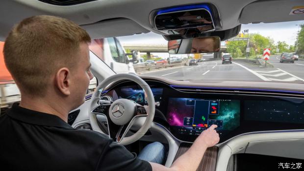 南昌云科 /></p><p>　　本届世界智能网联汽车大会上，梅赛德斯-奔驰带来了L3级有条件自动驾驶的研发测试车。该研发测试车基于奔驰S级(参数|询价)打造，装配了可精准识别目标的激光雷达、毫米波雷达等多种传感器，提供准确可靠的360°环境感知，配合高精度定位以及自动驾驶域控制器和冗余充足的执行器，为L3级有条件自动驾驶系统的安全运行提供硬件保障。这台S级轿车还装配了研发测试专用的测量系统，可以监测所有传感器和控制器的运行状况，以便研发工程师不断依据中国道路交通的特点优化系统。</p><p><img width=