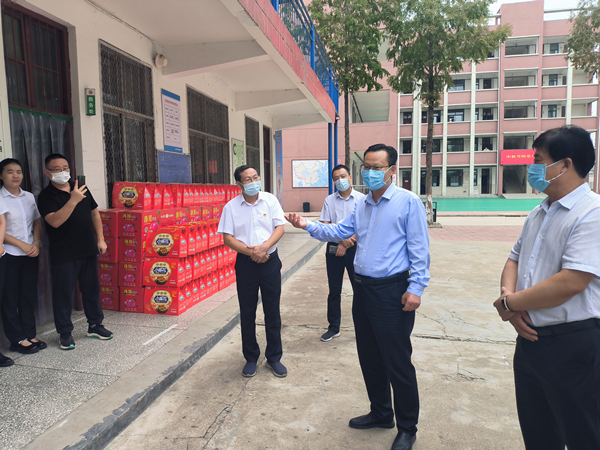 李占宾看望慰问教师代表并调研疫情防控工作 中国财经新闻网 www.prcfe.com
