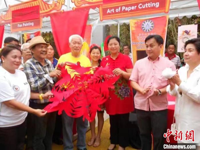 剪纸巧娘海外“收徒”：手作课堂里飘起中国红 中国财经新闻网 www.prcfe.com